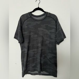 Men’s Lululemon workout shit